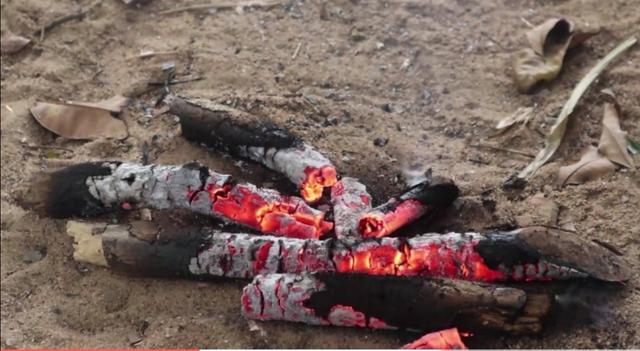 将木炭烧红再把汽油倒上去木炭立即熄灭了