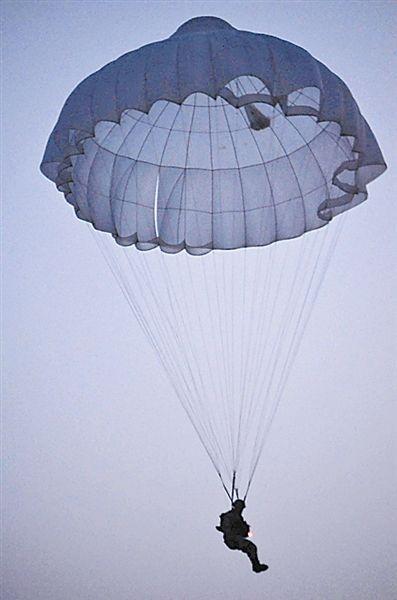 女运动员从四千米高空跳下降落伞突然出现故障却奇迹般生还