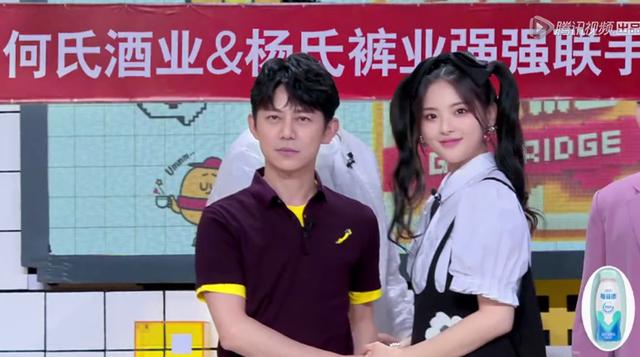 杨超越现场教学黄景瑜王嘉尔解锁企业家拍照pose画风很奇特