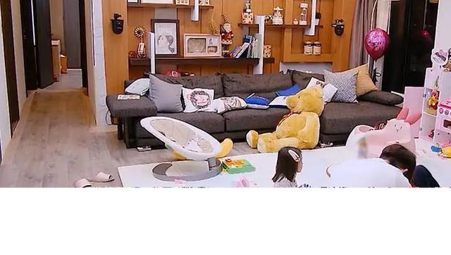 贾静雯家的设计堪称完美,客厅没有茶几,但小黑板很值得宝妈借鉴