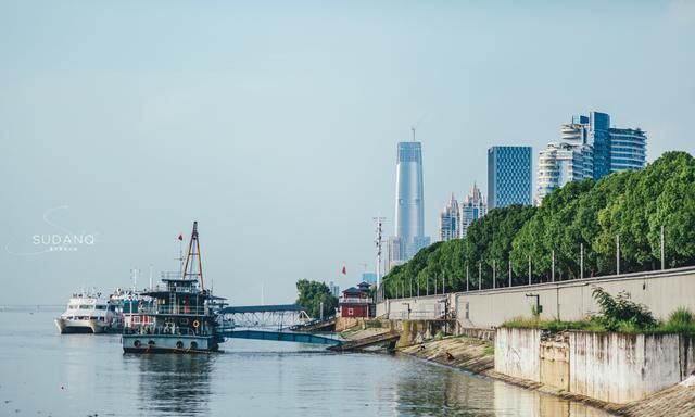 个具有深厚历史的重镇,武昌区始建城于东吴黄武二年,著名景点有黄鹤楼