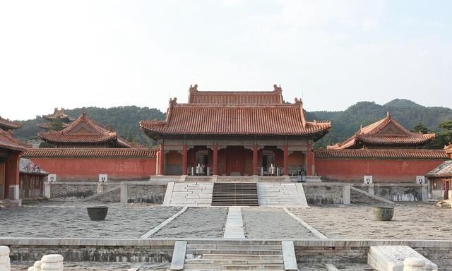 康熙的景陵,乾隆皇帝的裕陵,咸丰的定陵,同治皇帝的惠陵,还有就是清朝