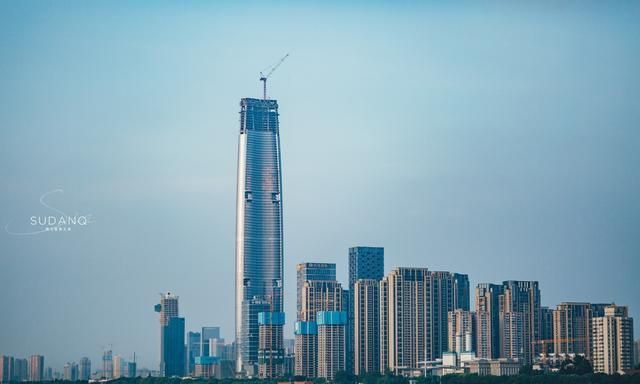位于武昌滨江,建成后将为武汉第一高楼,与汉口百年外滩隔江相望