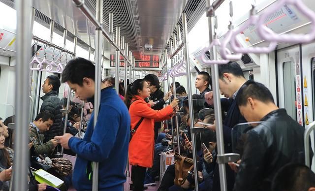 成都很拥挤的一条地铁:日均最高客流破100万,从起点站就要排队