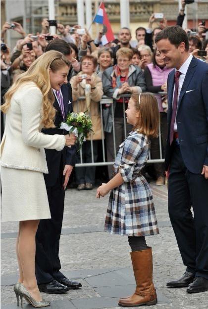 卢森堡王储妃产后复工,印花衣配阔腿裤穿出五五分,宛如邻家大妈