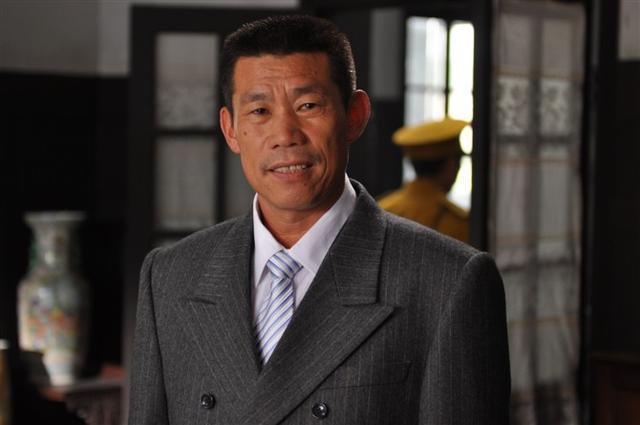 他是演鬼子专业户曾是剧组司机自学日语改变人生