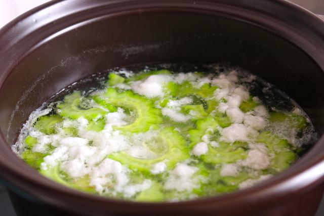 5,苦瓜煮至软烂的时候,关火,放入白胡椒粉1勺,煮这个苦瓜汤的时候