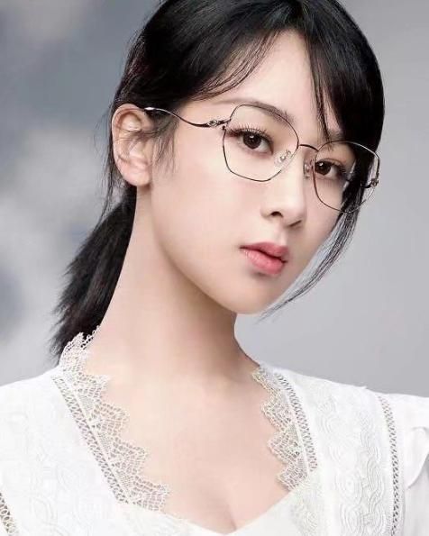 太会装了杨紫带个眼睛凹杨文静她能不能换个发型