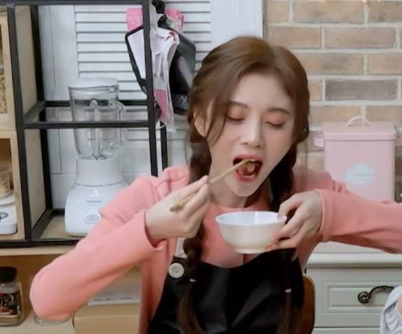 一口面包嚼33口的鞠婧祎再被打假私下吃饭狼吞虎咽毫无形象