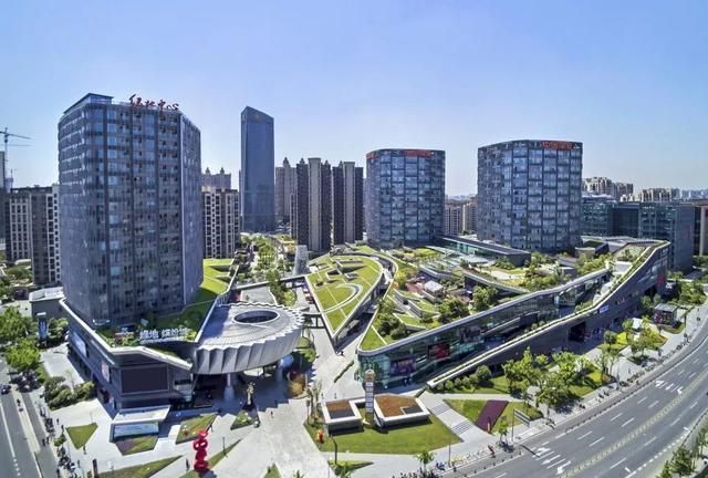 上海轨道交通龙华中路站,位于浦西市中心,却有着浦东新区的风格