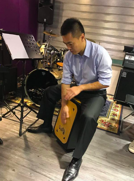 也会在商业上尽可能帮助父亲,毕竟其他的兄弟皆未成年刘秀桦,刘仲学