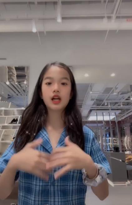 二女儿穿短褂露小蛮腰,被网友批太早熟|张思捷|女儿|小蛮腰_新浪新闻