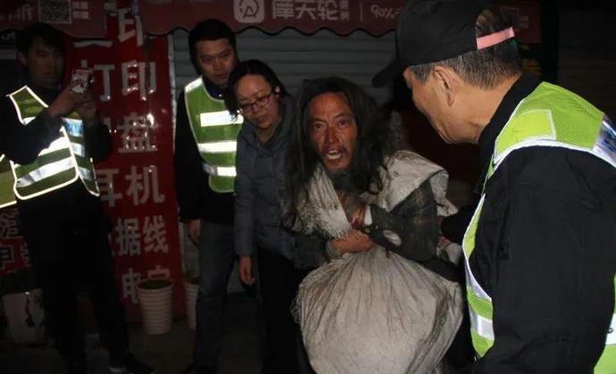 流浪汉失忆十多年,常说"兵器研究所,北京",真实身份不简单