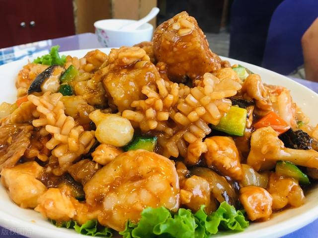 豆腐和这八种食材搭配,做一个八珍豆腐,豆腐细腻软嫩,营养丰富
