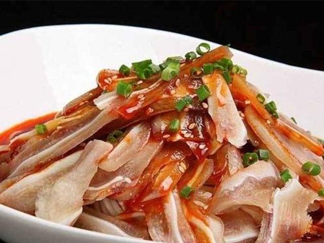 家常菜推荐粉蒸长江鮰鱼红油猪耳朵西兰花拌木耳的做法