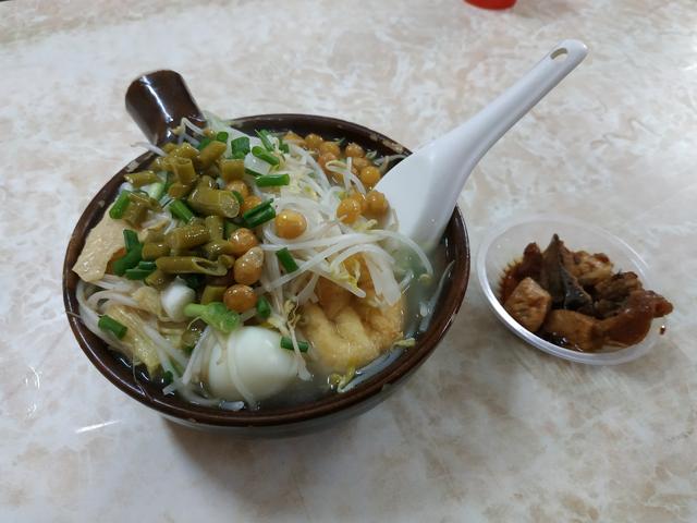 茂名的沙煲粉味道鲜美,米粉圆润饱满,爽口弹牙,有嚼劲,各家店铺都有