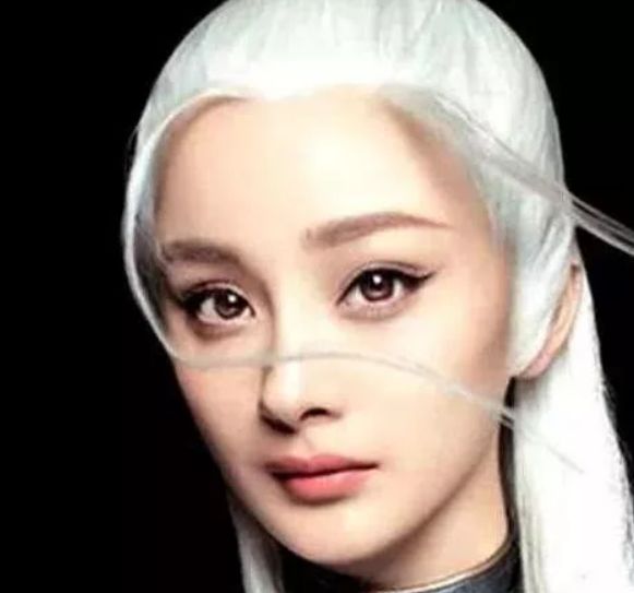 还有一向气场强大的杨幂,曾经在《玄海迷踪》当中,杨幂也挑战过白发的