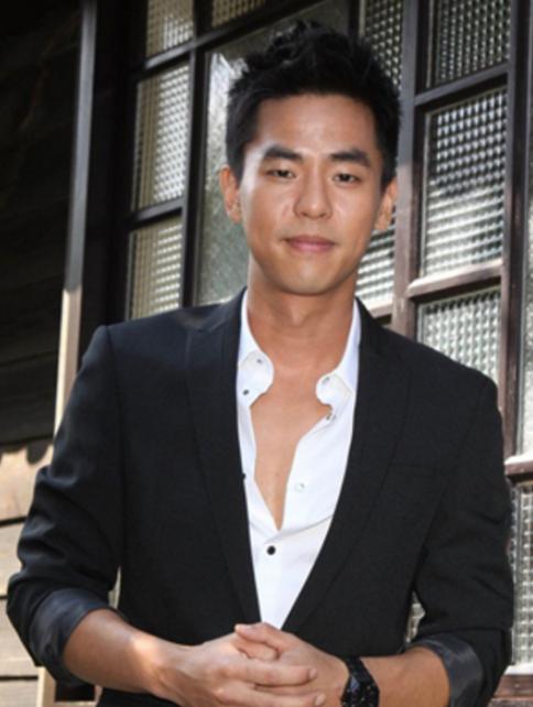 柯有伦官宣妻子怀孕,晒八月孕照合影,分享孕期趣事