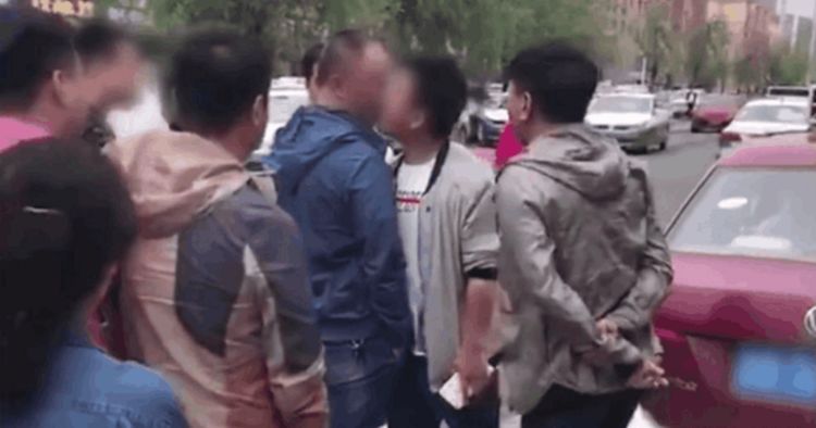 两男子街头吵架, 其中一人突然上前一吻, 空气凝固瞬间尴尬