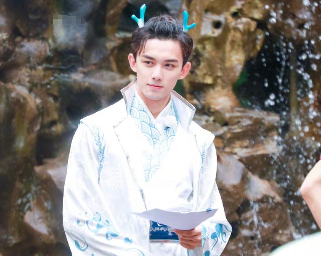 吴磊录奔跑吧路透曝光头上戴蓝色龙角颜值帅气被圈粉了