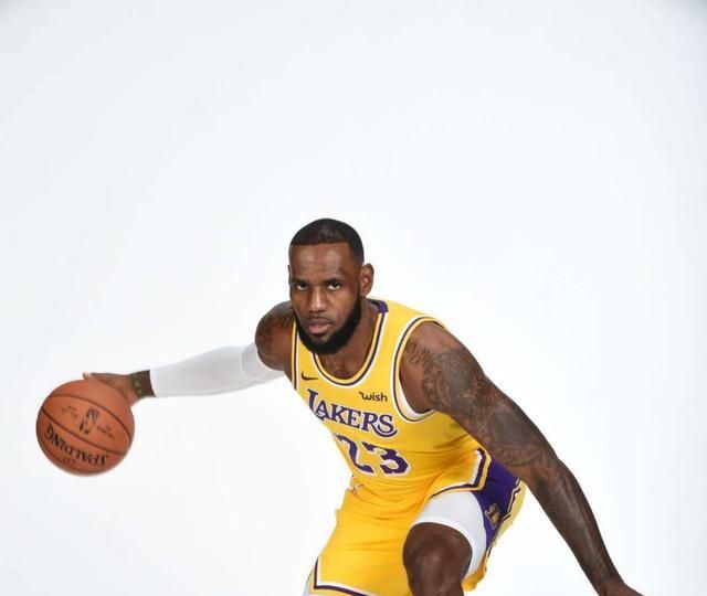 jr加盟湖人!两年前的今天,詹姆斯4年1.54亿美元加盟湖人!