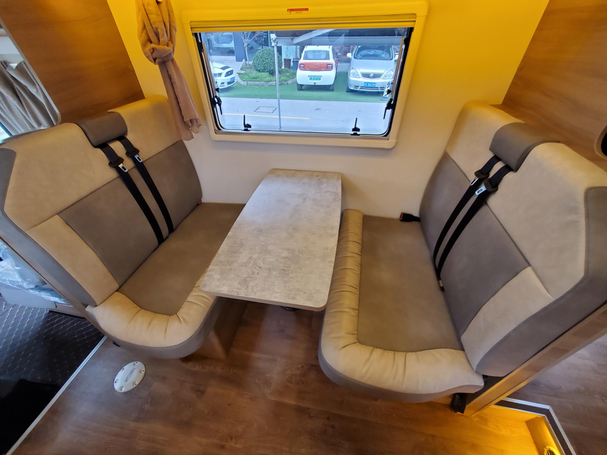 旌航最经典的单拓展侧沙发依维柯房车，颜值非常吸引人