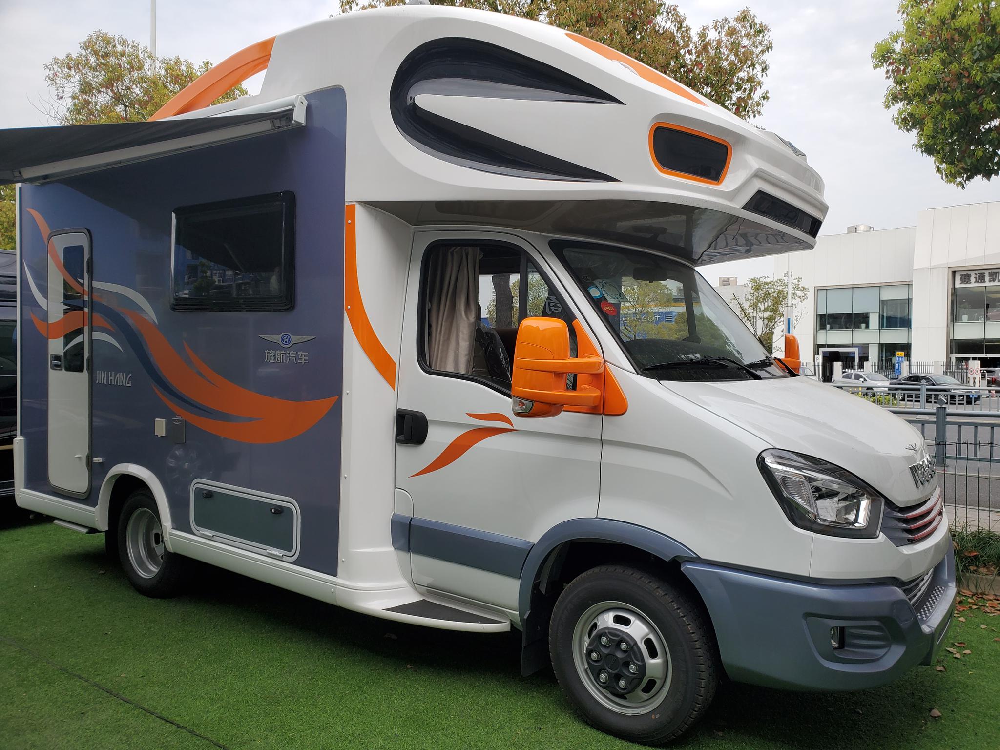 旌航最经典的单拓展侧沙发依维柯房车,颜值非常吸引人