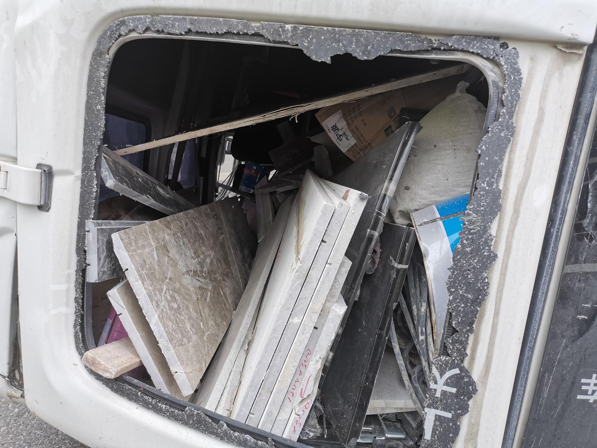 高速公路一面包车违规装货 翻了车
