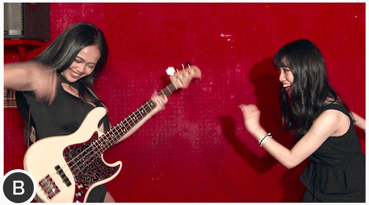 基宗巴舞在外国很受欢迎 女舞者腰部扭动幅度大 黑人小哥小辫帅啊