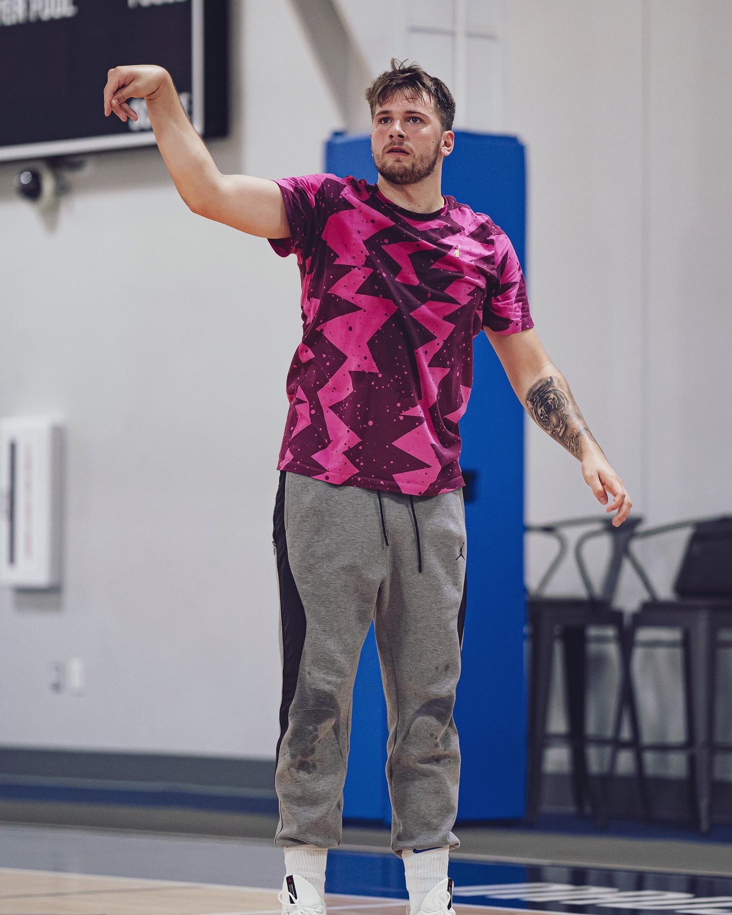 停赛112天东契奇露面大变样穿大码t恤仍显壮衣服快被撑爆