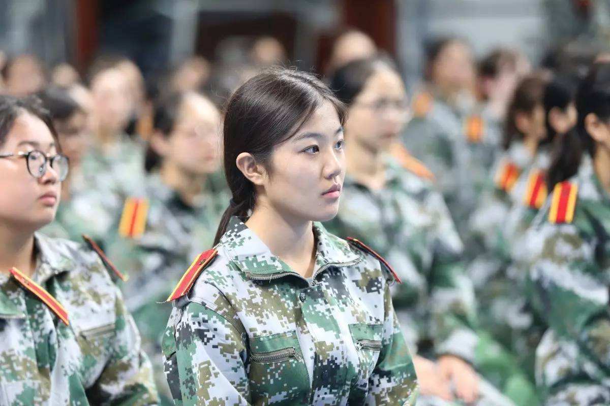 为啥女生军训时,教官总盯着你看?原因说出后,新生:幸亏早知道