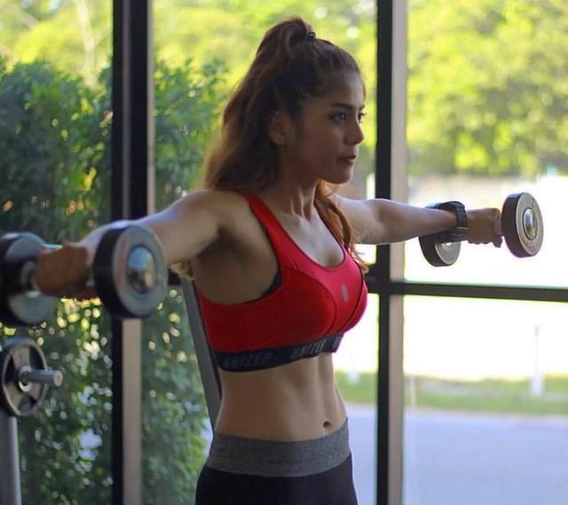 她坚持健身6个月,减掉40斤脂肪后,网友疑惑:确定是同个人?