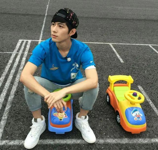 或许就是因为小时候生活艰难,所以让他学会了不乱花钱的好习惯了吧?