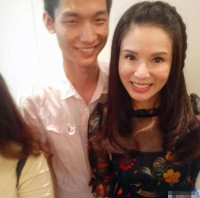 为活动站台,还被男粉丝搂在怀里拍照|李若彤|郭应泉|走穴_新浪新闻