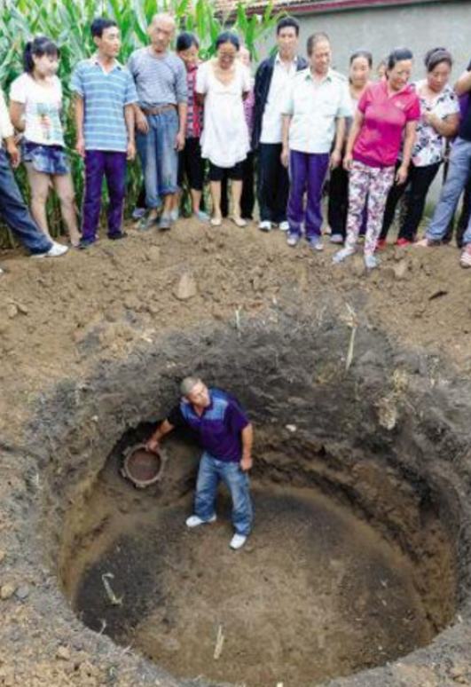 自家院里挖坑修建沼气池时,却意外挖出了3口大铁锅,引得村民前来围观