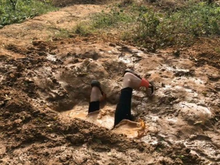 女孩为博得人们关注竟把全身都钻进泥坑场面惊险让人捏一把汗
