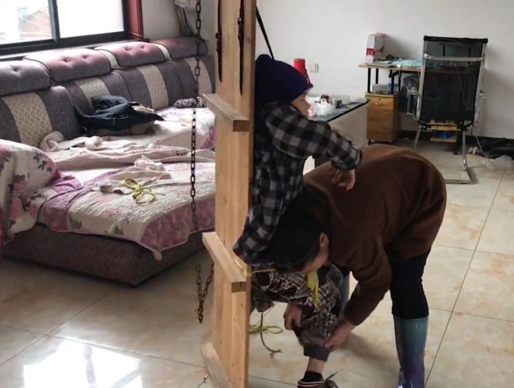 母亲竟将儿子绑在木板用铁链吊起来而得知真相后却令人感动不已