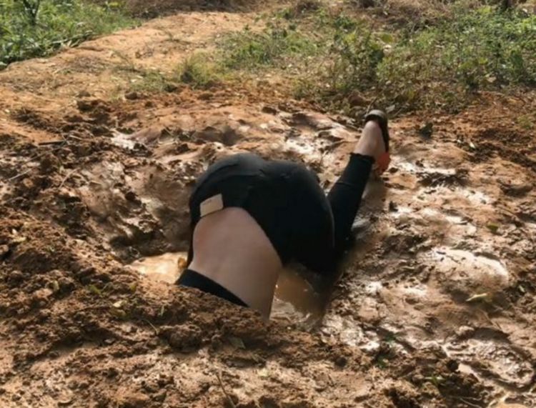 女孩为博得人们关注竟把全身都钻进泥坑场面惊险让人捏一把汗