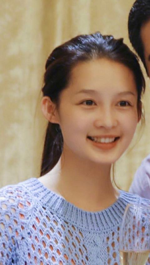 李沁晒出"素颜"照,没化妆状态很能打,不愧是娱乐圈一股清流