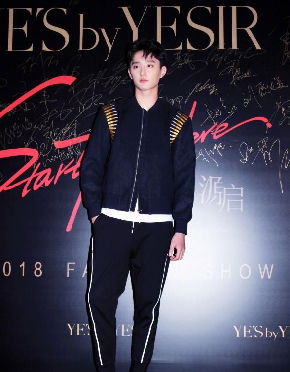 于小彤穿上一件黑色的连帽卫衣,再搭配黑色的小脚裤,整个人的身材立马