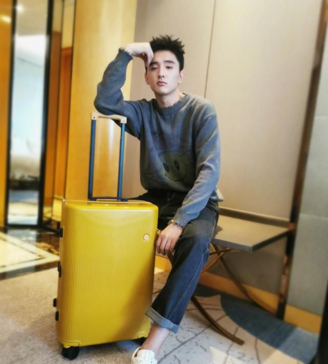 搭配风格帅气多变,展现高个子男生穿搭技巧|于小彤|高个子|身高_新浪