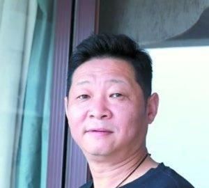 51岁三德子赵亮近照曝光,养鸡赚了很多钱,妻子身高1米8颜值高