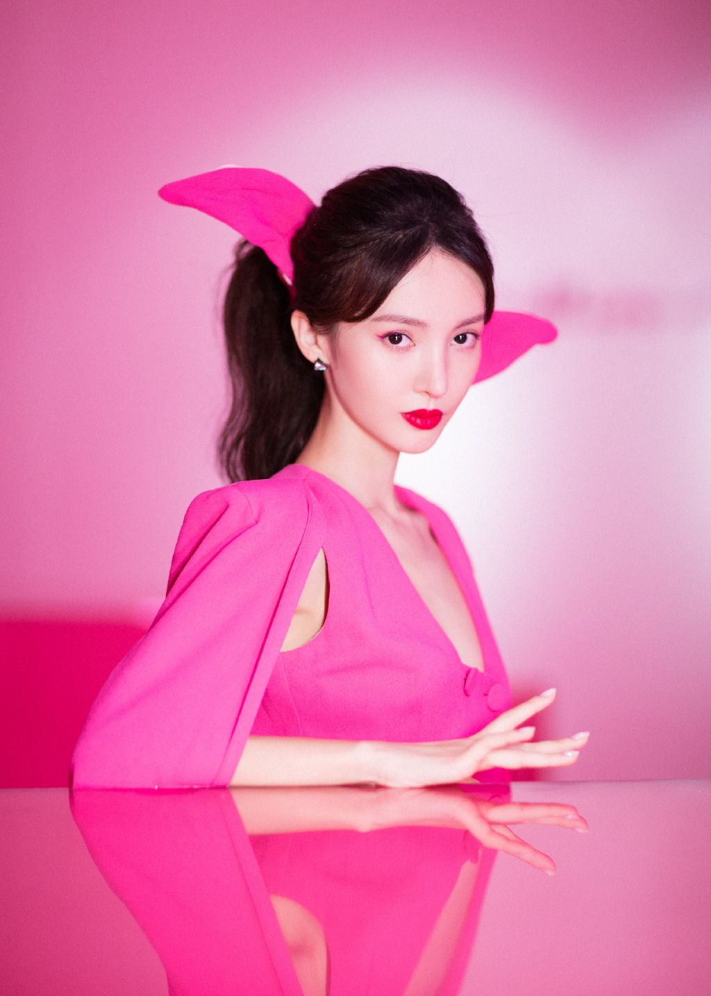 金晨果然是变高调了,穿紧身露脐装涂大红唇,霸气得像个女强人