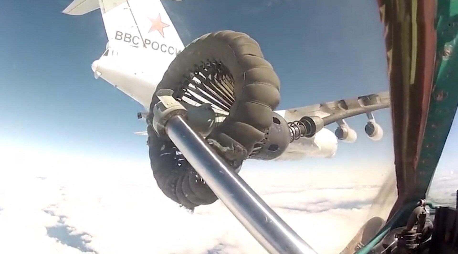 输油管视角看战斗机空中加油,对接的瞬间感觉一切都静止了!