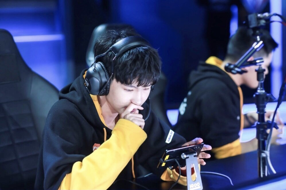 一诺直播出现意外,与女友聊天曝光,粉丝:怎么像嫁女儿一样