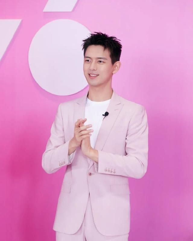 185cm李现和177cm黄轩,同样搭配粉色西装,不是个高就能赢