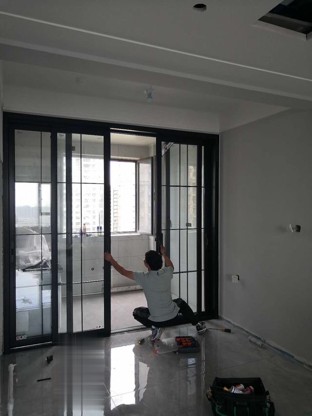 厨房推拉门现场安装:选用黑色边框花费6000元,让餐厅更有灵魂