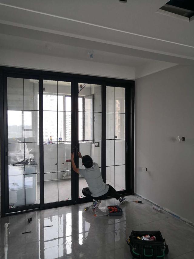 厨房推拉门选用了黑色边框玻璃移门做隔断,这是现场安装完工后对推