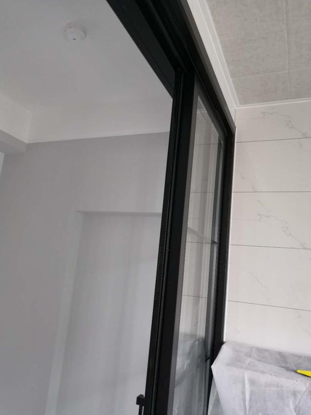 厨房推拉门现场安装:选用黑色边框花费6000元,让餐厅更有灵魂