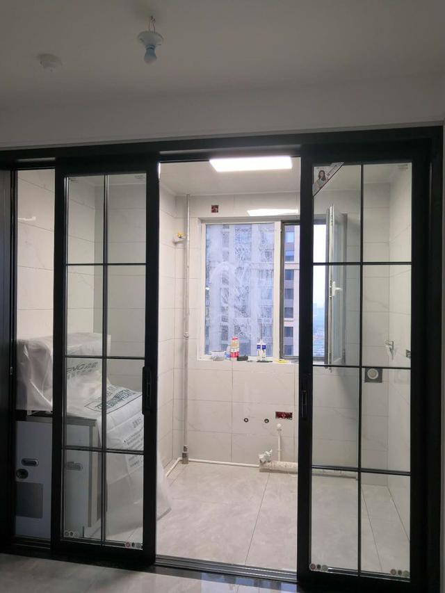 厨房推拉门现场安装:选用黑色边框花费6000元,让餐厅更有灵魂